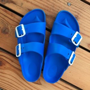Eva Arizona Birkenstock’s bright blue sz 37 (6.5-7